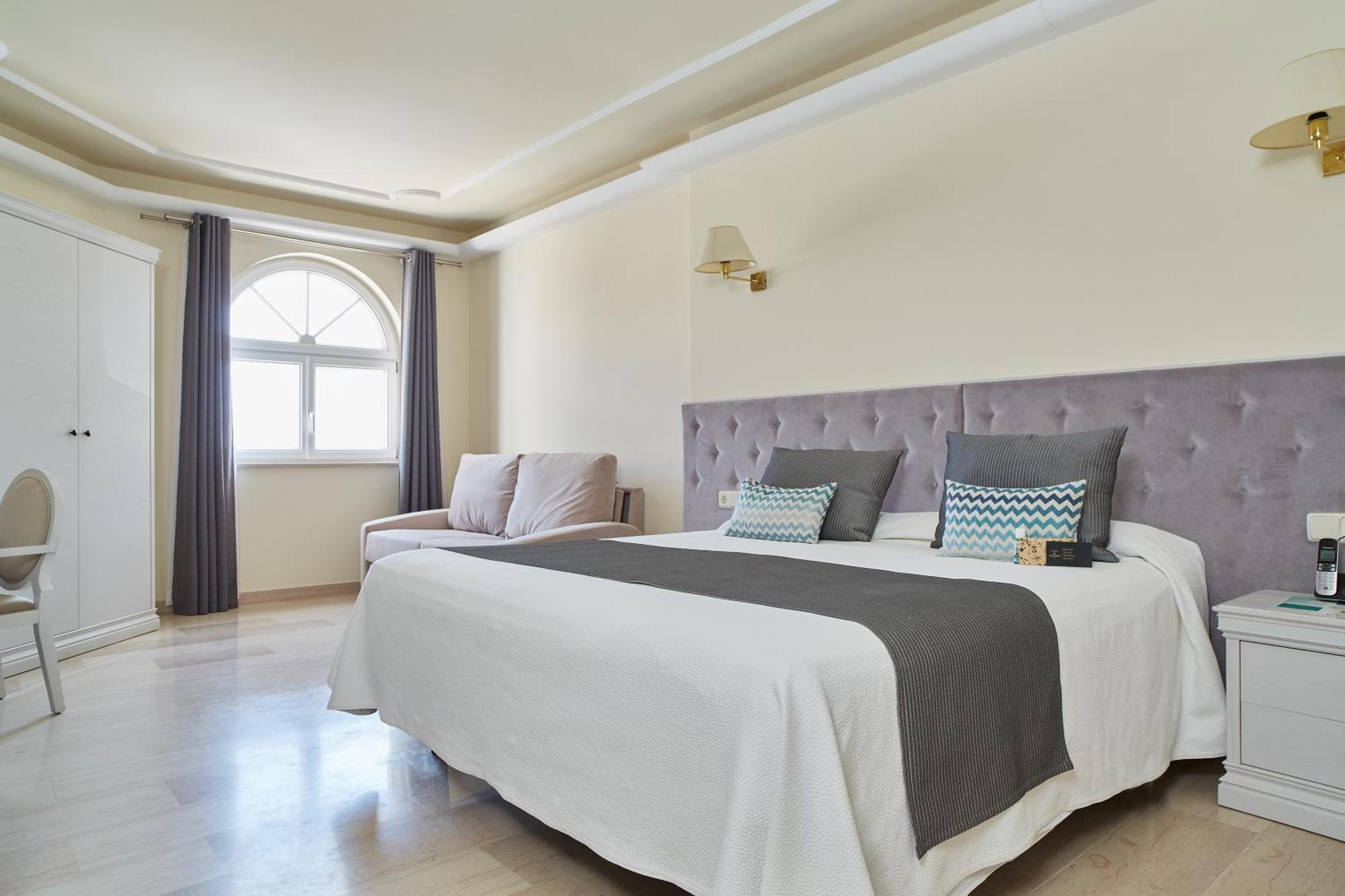 Grand Hotel Palladium Santa Eulalia Del Rio Extérieur photo